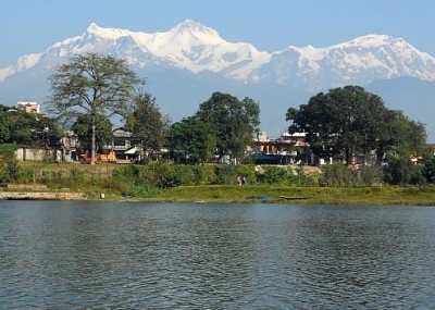 Pokhara. Widok z jeziora Phewa na masyw Annapurny
